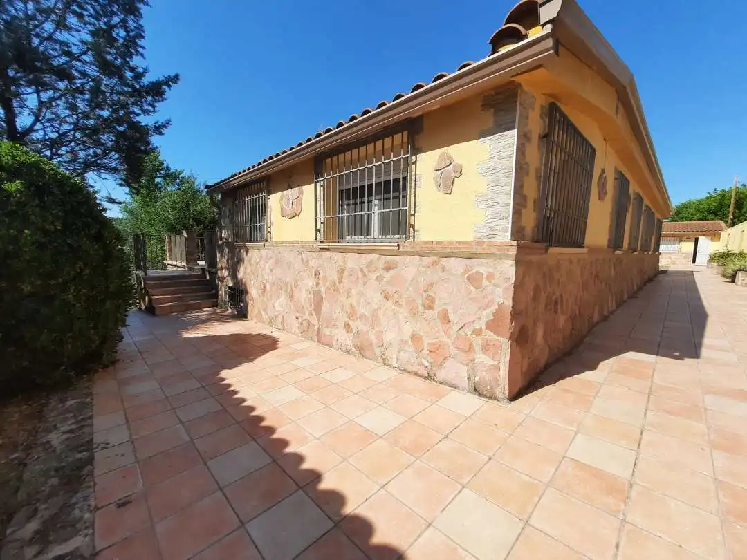 Vista exterior de Casa o chalet en venta en Escalona con Calefacción, Jardín privado y Terraza