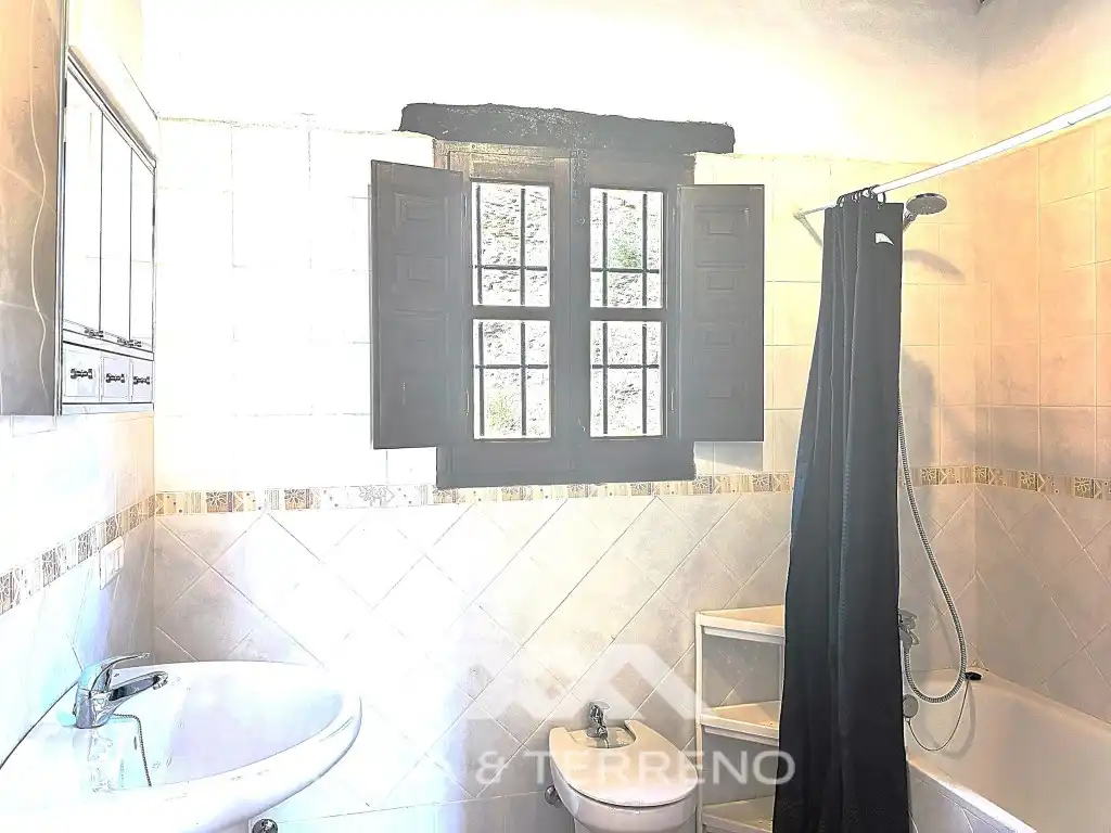 Bany de Casa o xalet de lloguer en Almáchar amb Aire condicionat, Terrassa i Rentadora
