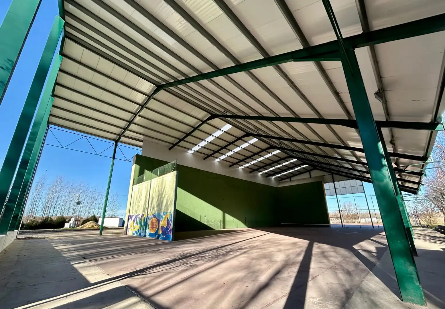 Vista exterior de Casa adosada en venta en Hontanares de Eresma con Calefacción y Jardín privado