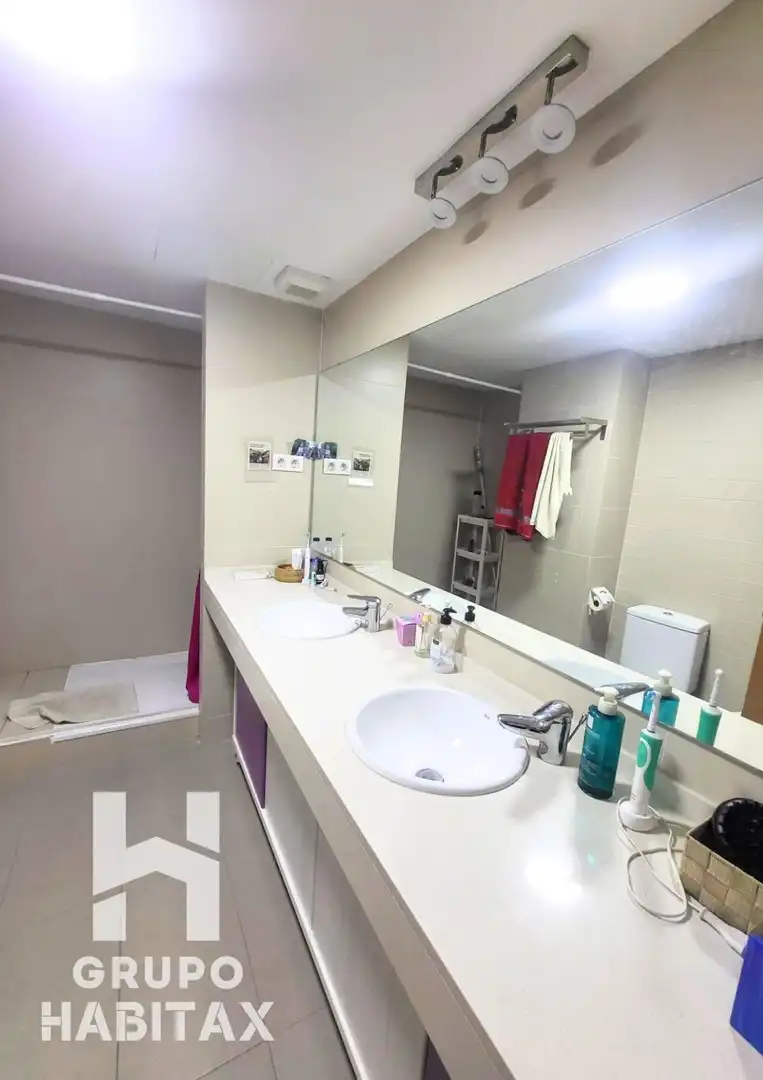 Bathroom of Duplexes for sale in Santa Coloma de Gramenet