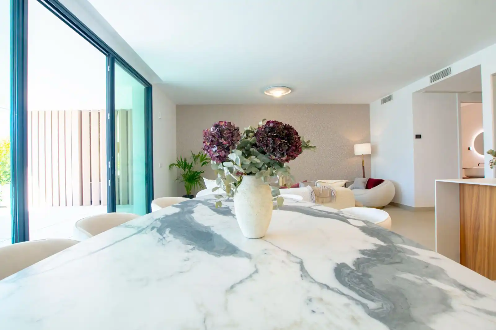 Sala d'estar de Planta baixa en venda en Marbella amb Aire condicionat, Calefacció i Jardí privat