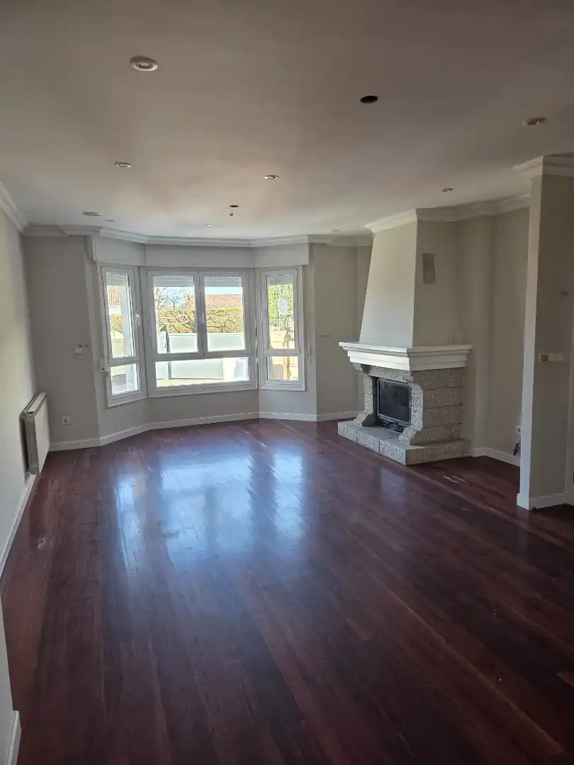 Sala d'estar de Casa adosada en venda en Vigo  amb Calefacció, Jardí privat i Parquet