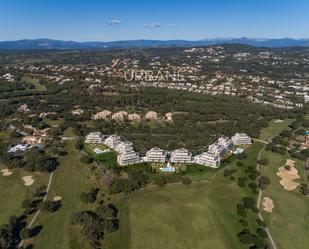 Vista exterior de Pis en venda en San Roque amb Aire condicionat, Terrassa i Piscina