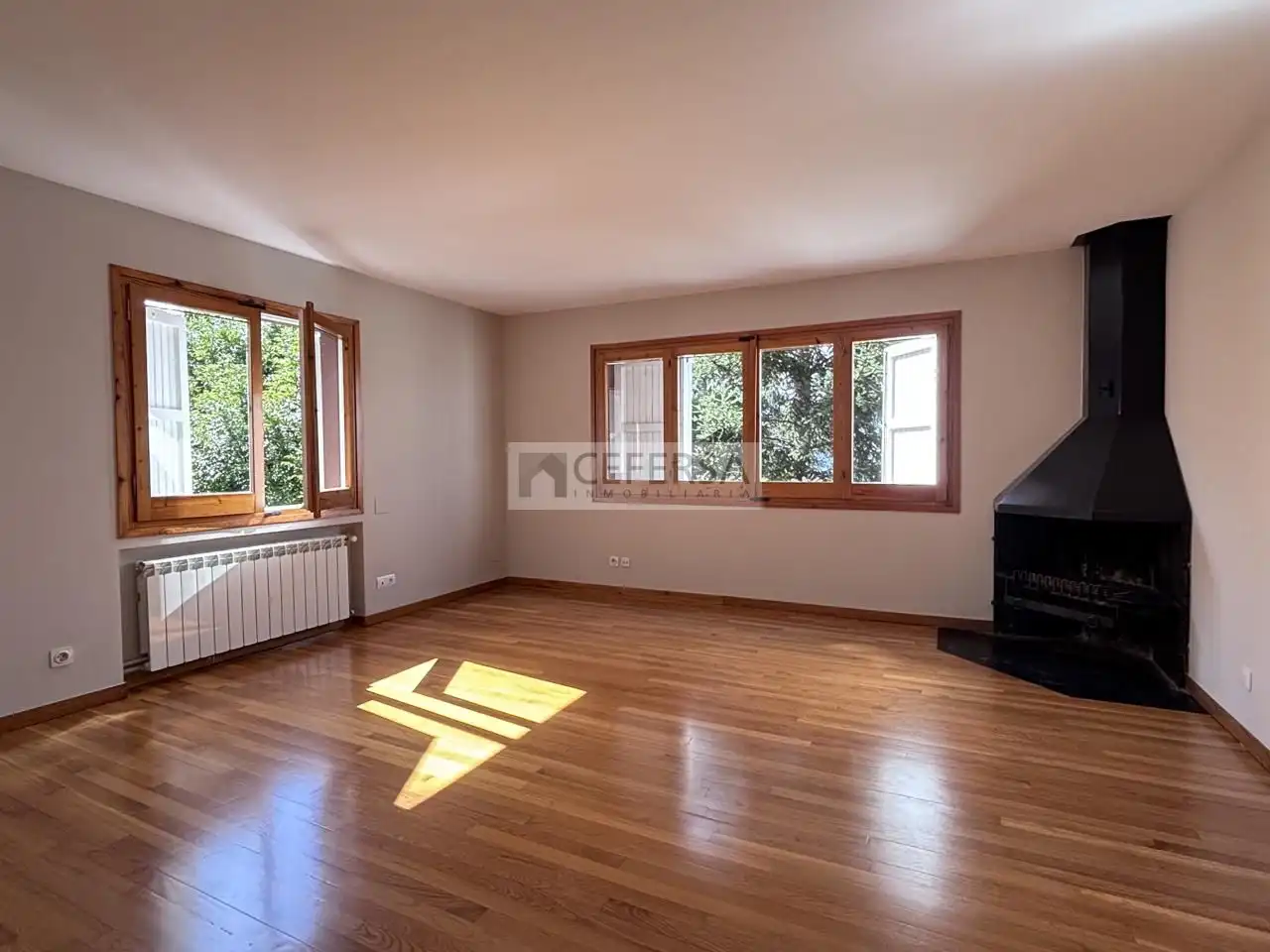 Wohnzimmer von Haus oder Chalet zur Miete in Alp mit Heizung, Privatgarten und Parkett