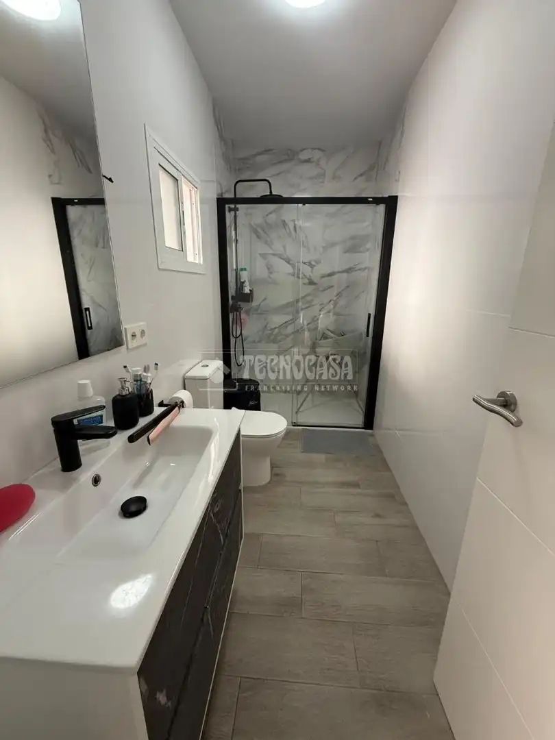 Bathroom of Flat for sale in Sevilla  with Air Conditioner