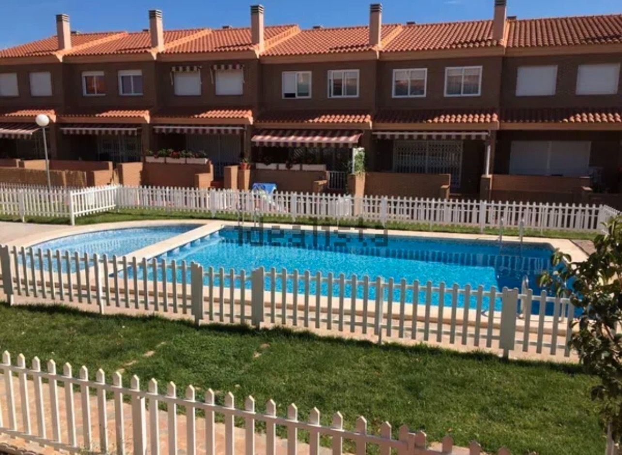 Schwimmbecken von Einfamilien-Reihenhaus zum Verkauf in San Vicente del Raspeig / Sant Vicent del Raspeig mit Klimaanlage, Heizung und Privatgarten