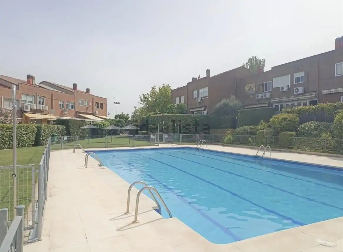 Schwimmbecken von Einfamilien-Reihenhaus zur Miete in Las Rozas de Madrid mit Klimaanlage, Heizung und Privatgarten