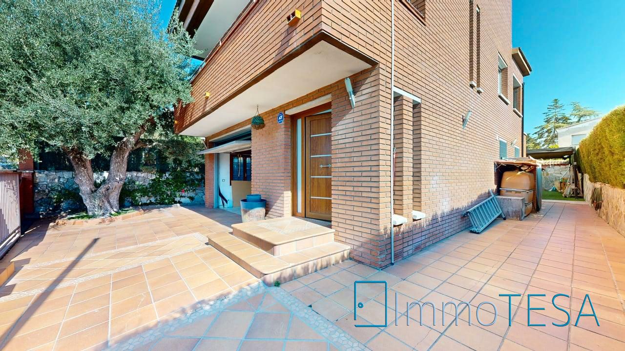 Vista exterior de Casa o chalet en venta en Barberà del Vallès con Calefacción, Jardín privado y Parquet
