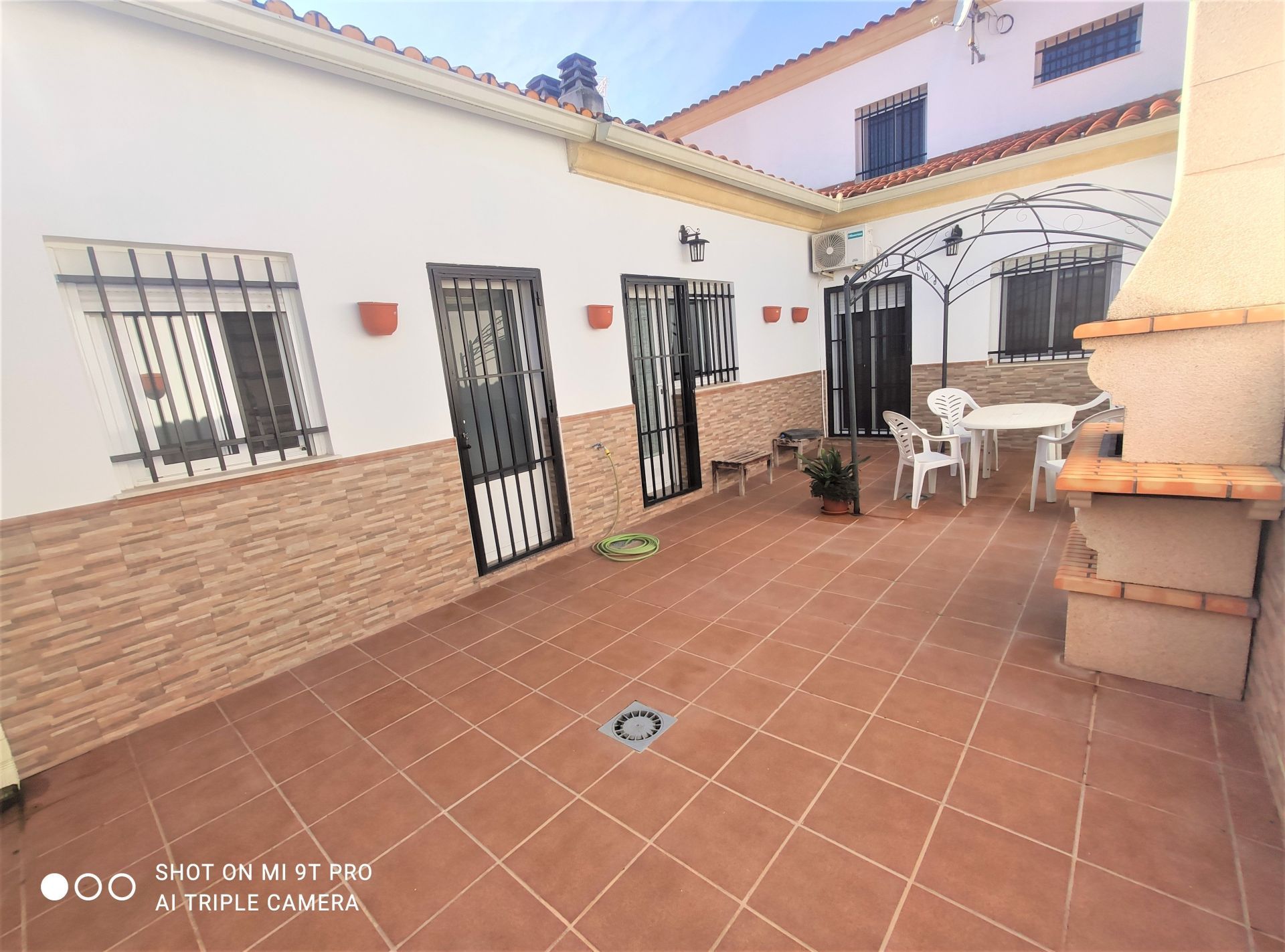 Vista exterior de Casa adosada en venda en Torremejía amb Aire condicionat