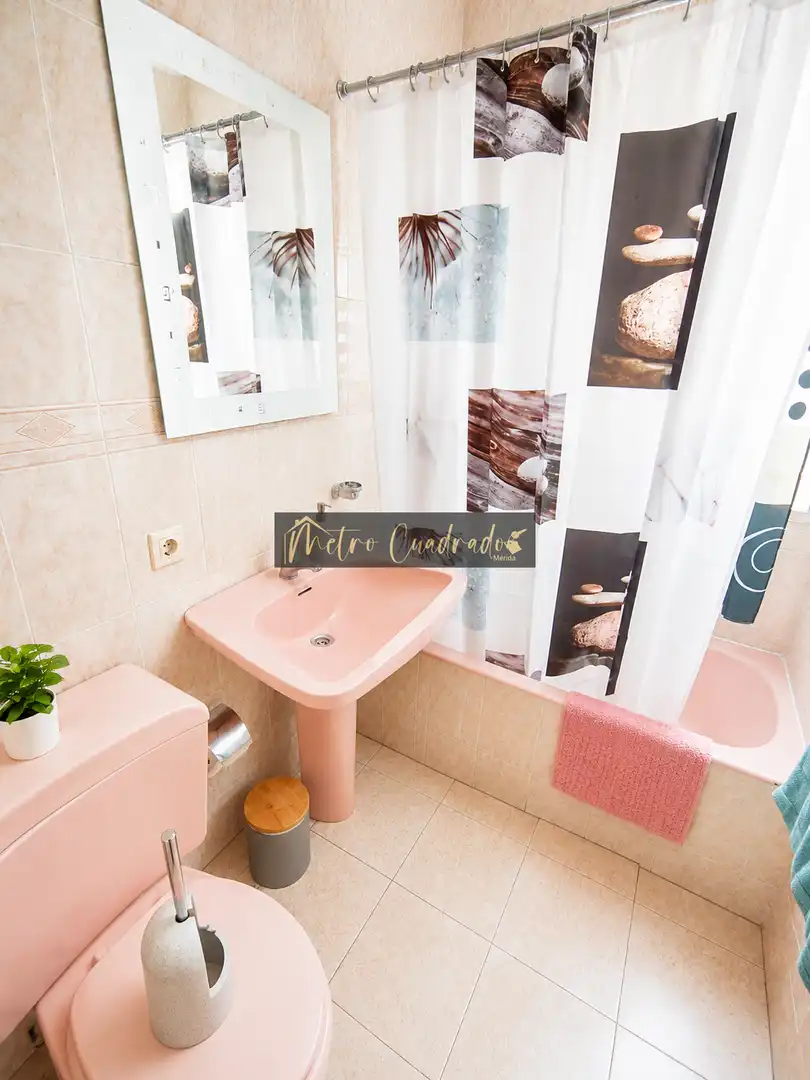 Bathroom of Flat for sale in Almendralejo  with Air Conditioner and Storage room