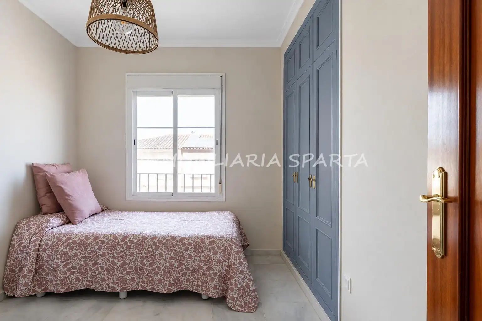 Dormitori de Casa adosada en venda en Espartinas amb Aire condicionat, Jardí privat i Forn