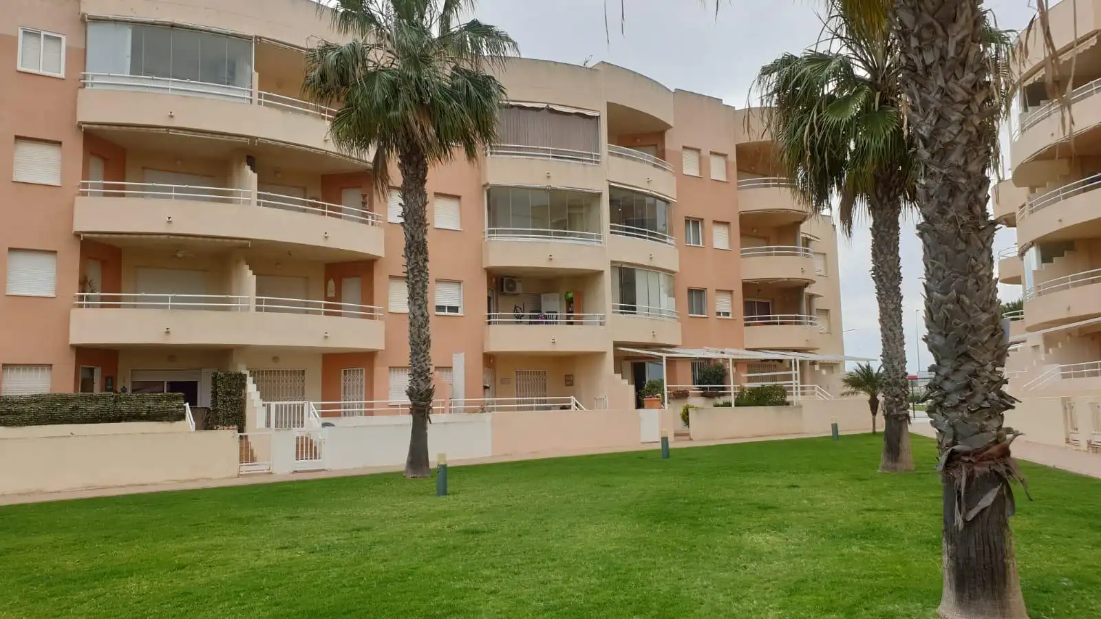 Vista exterior de Planta baja en venta en Orihuela con Aire acondicionado, Calefacción y Jardín privado