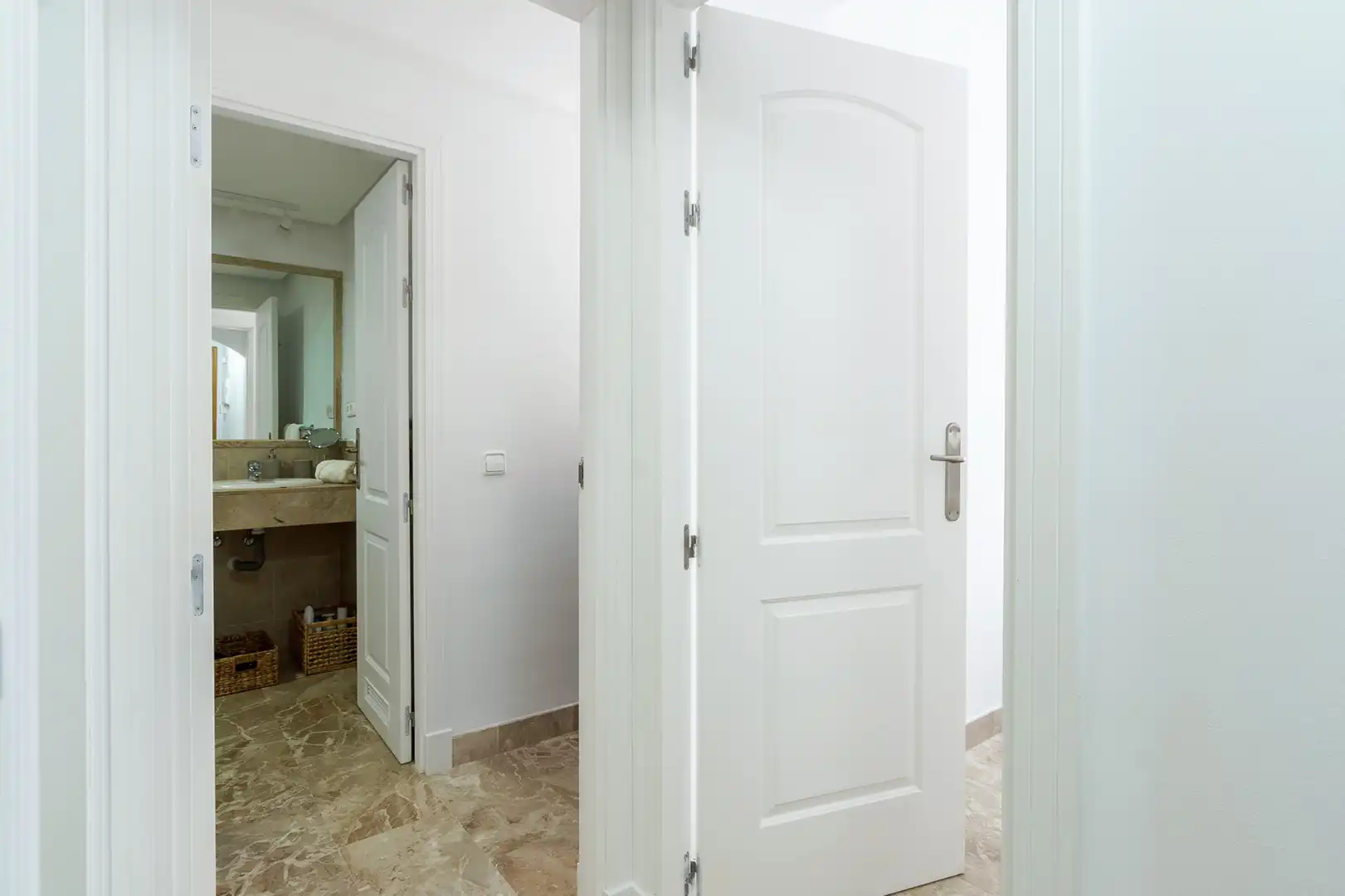 Baño de Planta baja de alquiler en Estepona con Aire acondicionado, Jardín privado y Terraza