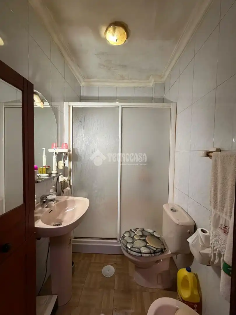 Bathroom of Attic for sale in Sevilla  with Air Conditioner and Balcony
