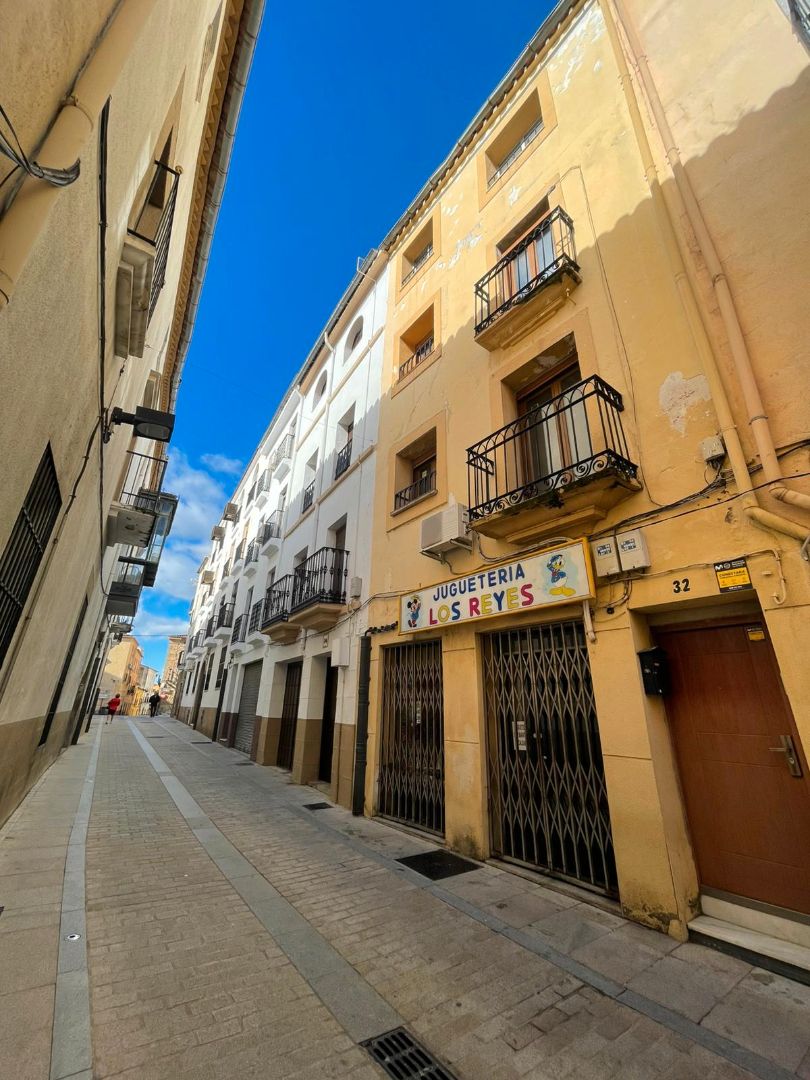 Vista exterior de Casa o xalet en venda en Plasencia amb Terrassa, Moblat i Balcó