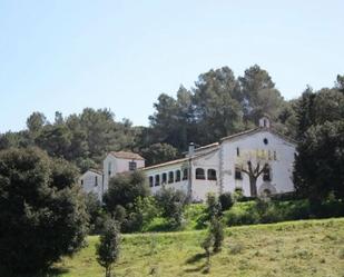 Vista exterior de Finca rústica en venda en La Roca del Vallès amb Terrassa i Piscina