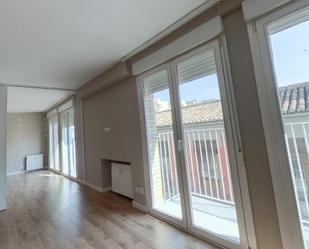 Living room of Flat for sale in  Granada Capital  with Terrace and Balcony