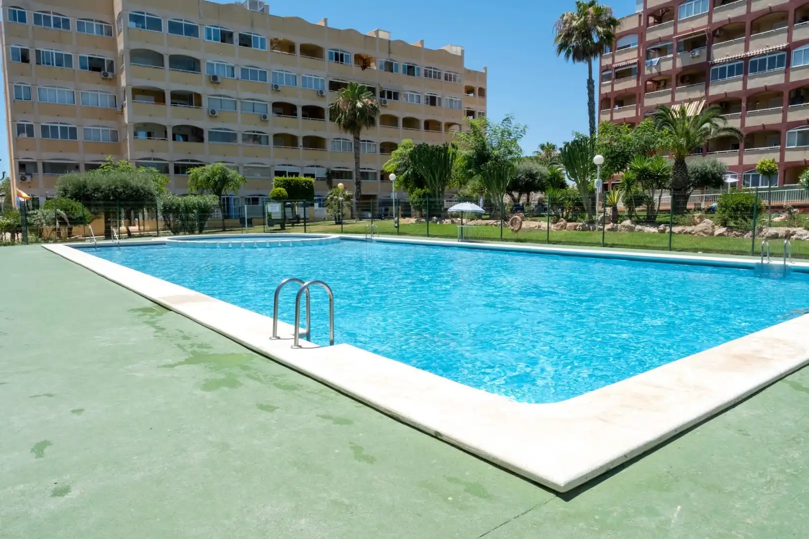 Piscina de Apartamento en venta en Torrevieja con Jardín privado, Amueblado y Piscina comunitaria