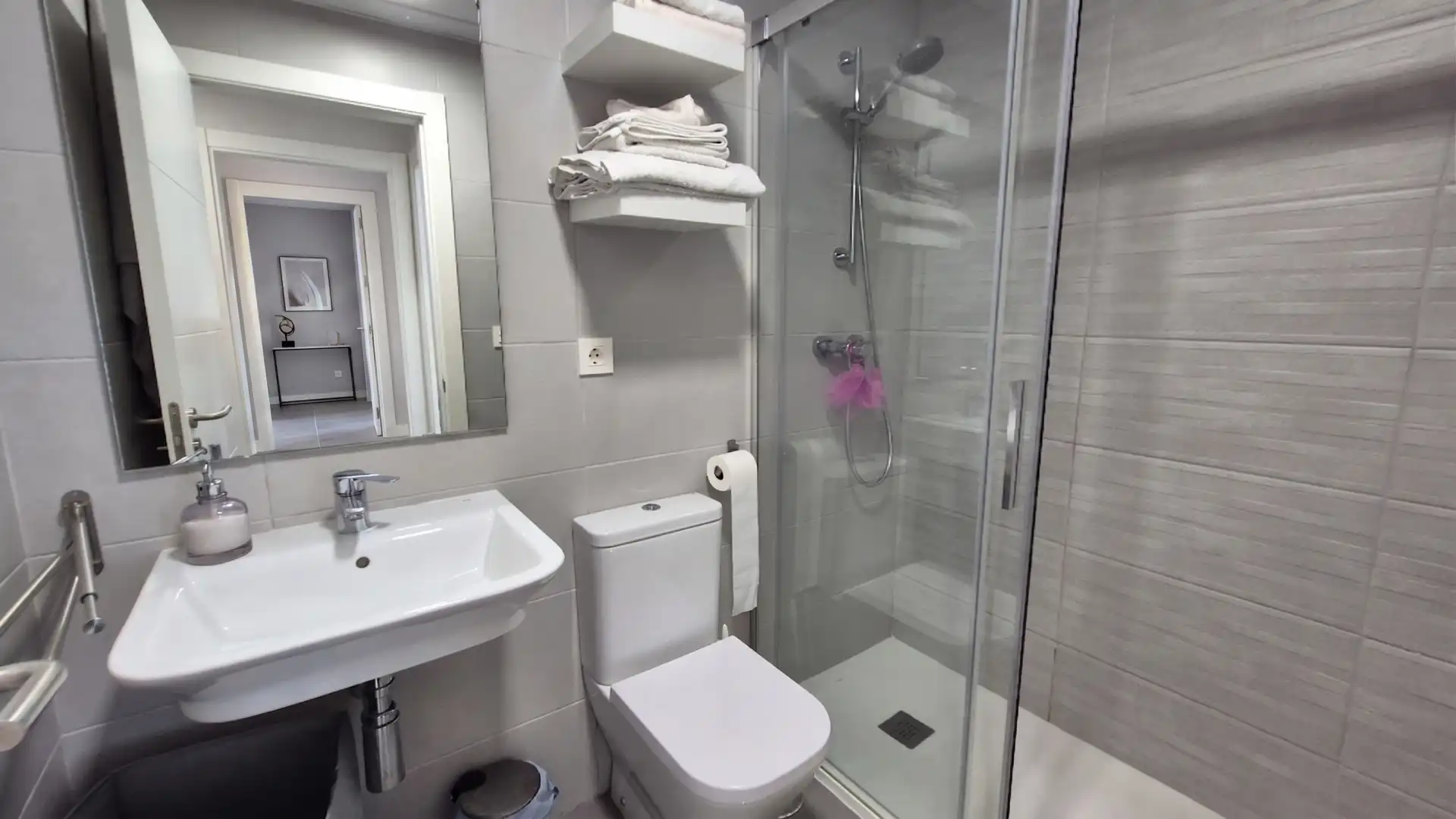 Bathroom of Ground floor for rent in Marbella  with Air Conditioner, Terrace and Storage room