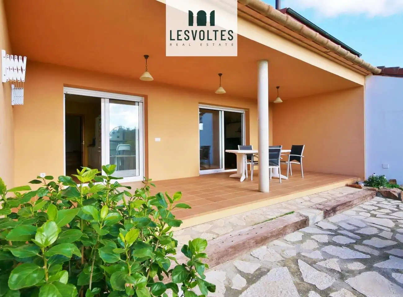 Außenansicht von Einfamilien-Reihenhaus zum Verkauf in Palafrugell mit Heizung, Privatgarten und Terrasse