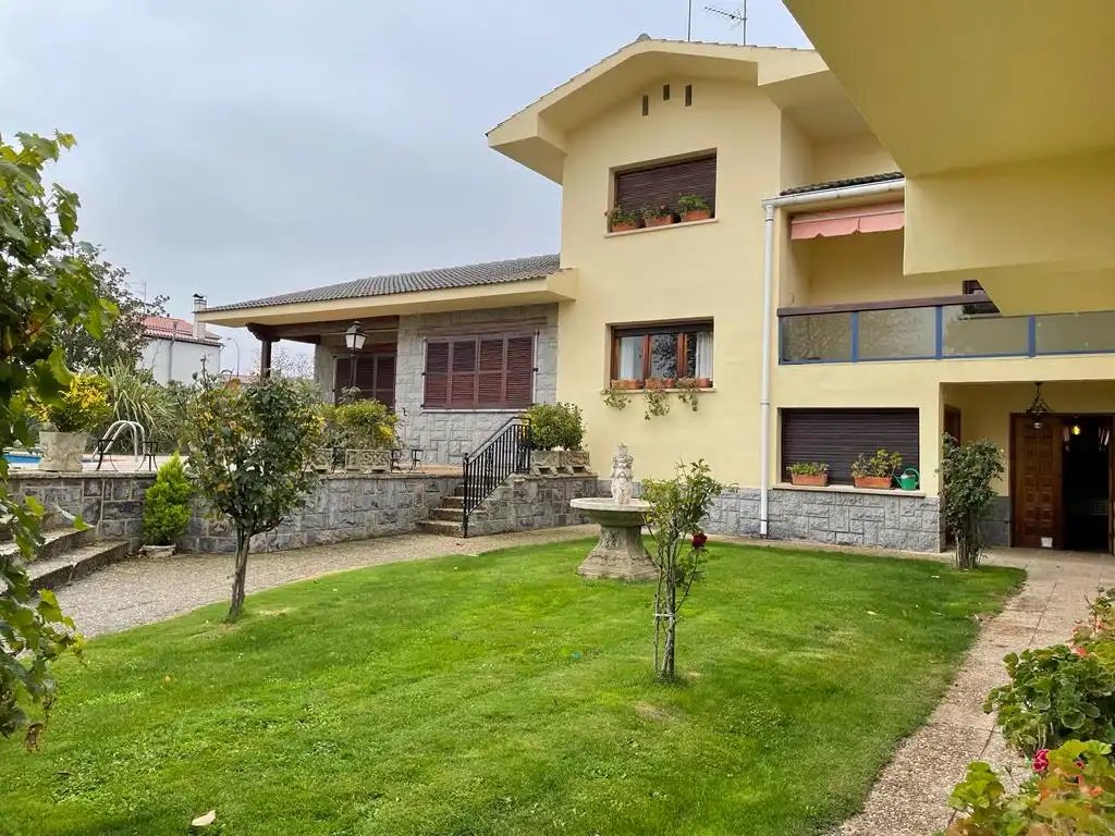 Vista exterior de Casa o xalet en venda en Castañares de Rioja amb Calefacció, Jardí privat i Parquet