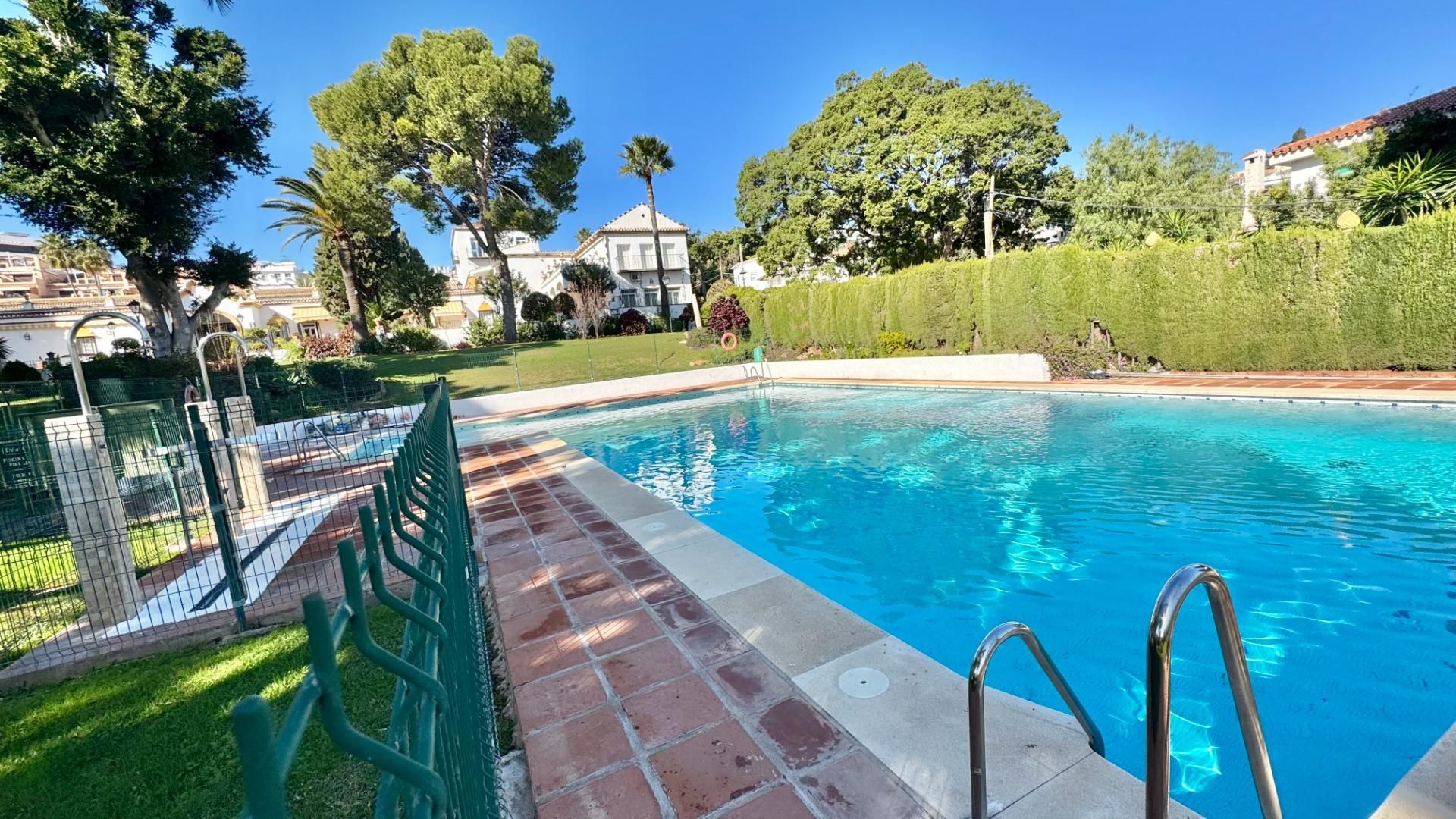Piscina de Apartament en venda en Torremolinos amb Aire condicionat, Jardí privat i Parquet
