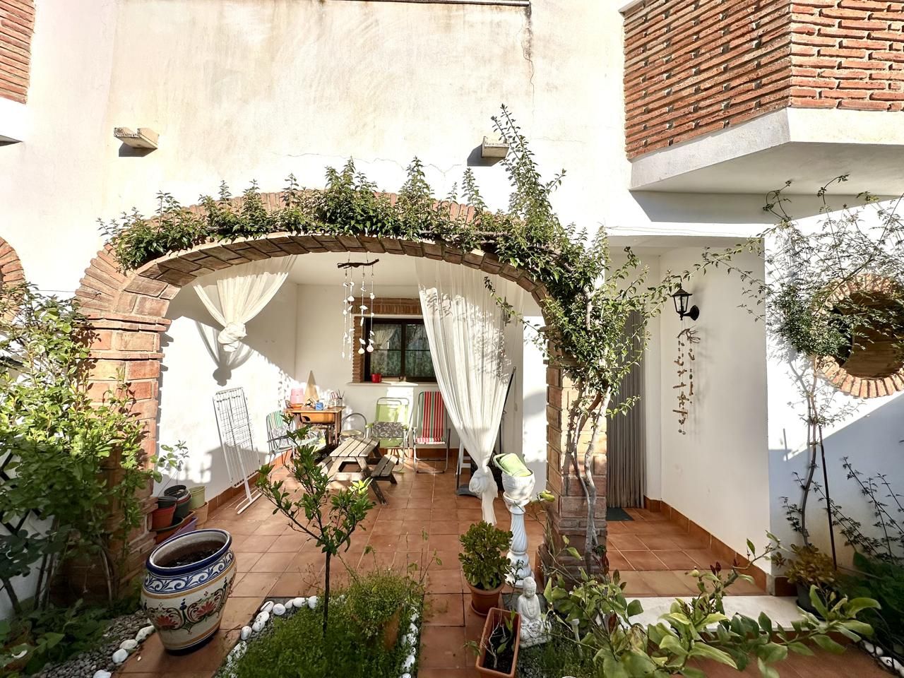 Terrasse von Einfamilien-Reihenhaus zum Verkauf in Sierra de Yeguas mit Klimaanlage, Privatgarten und Terrasse