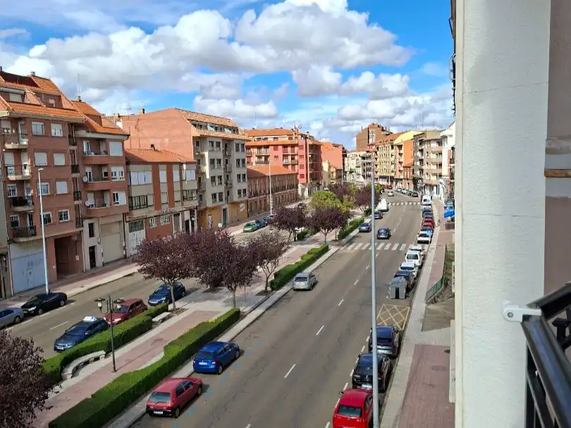 Vista exterior de Piso en venta en Benavente con Terraza y Balcón