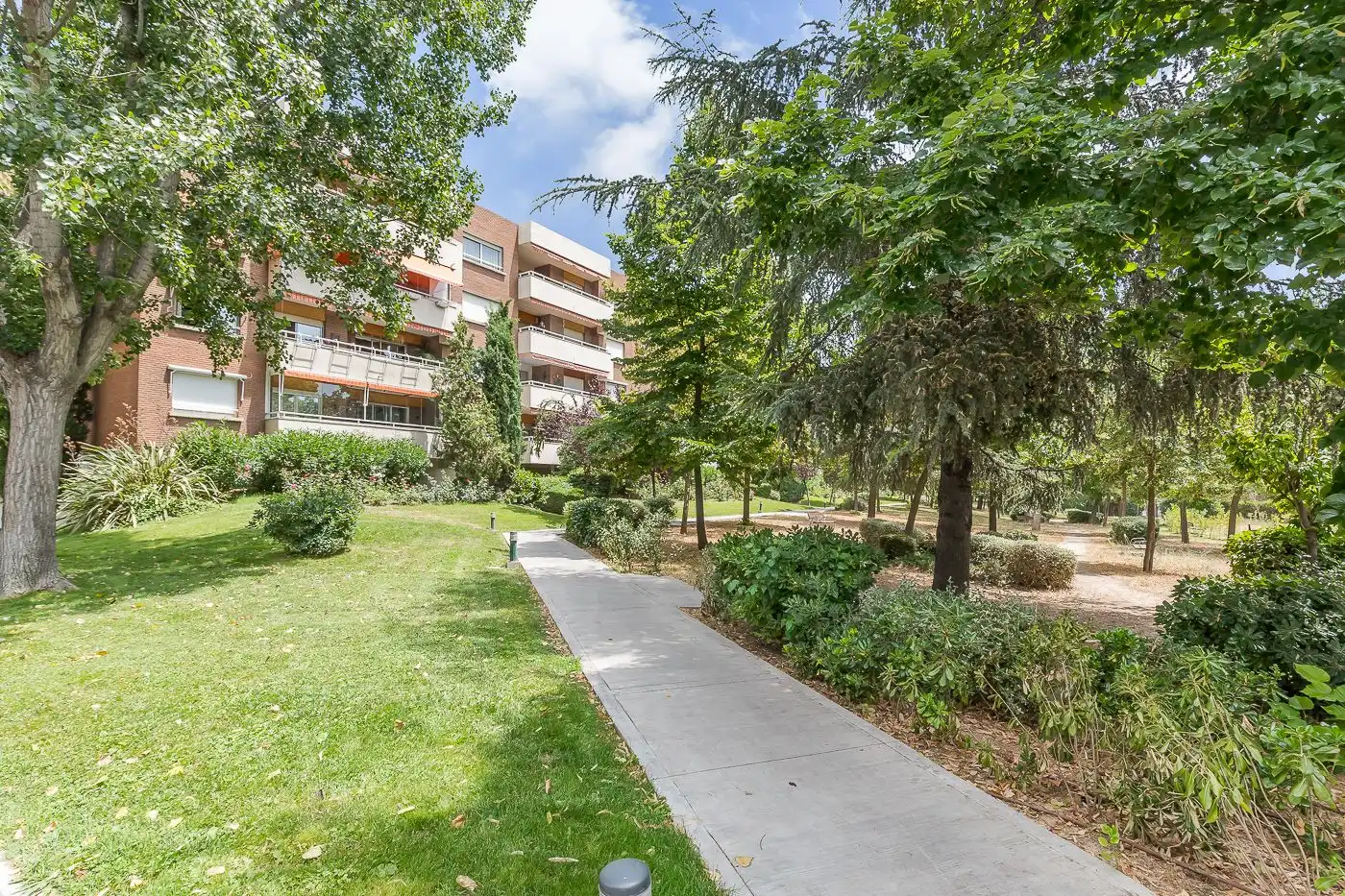 Vista exterior de Pis en venda en Pozuelo de Alarcón amb Calefacció, Terrassa i Piscina