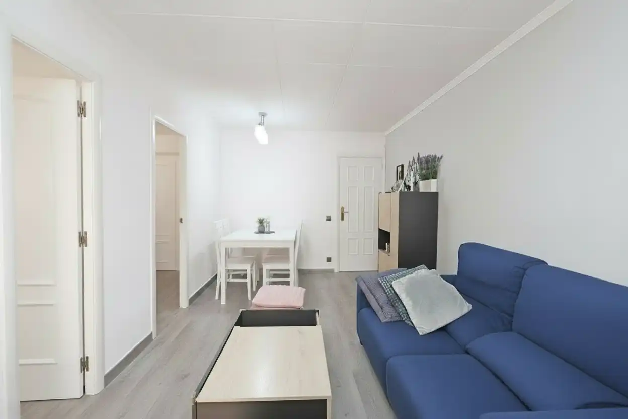 Sala de estar de Piso en venta en L'Hospitalet de Llobregat con Calefacción y Balcón