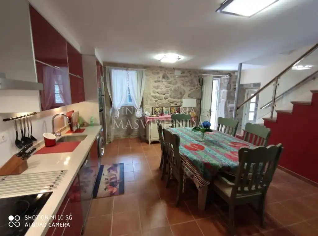 Cuina de Casa o xalet en venda en Moraña amb Calefacció i Jardí privat