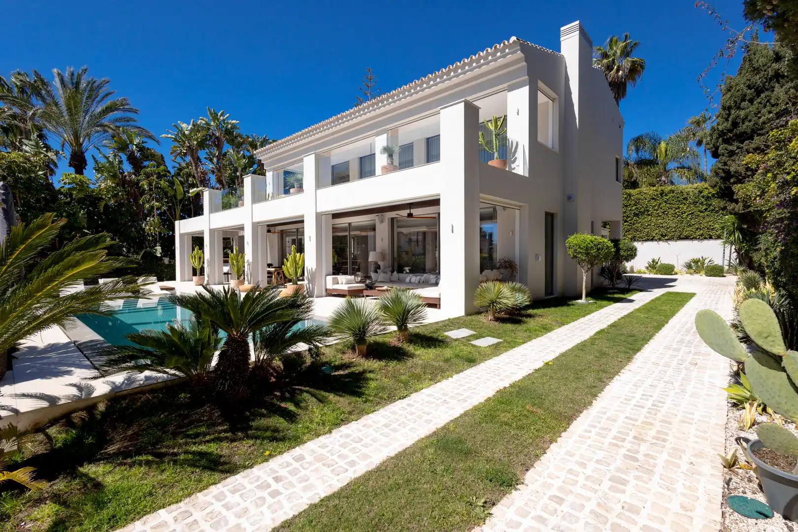 Vista exterior de Casa o xalet de lloguer en Marbella amb Calefacció, Jardí privat i Terrassa