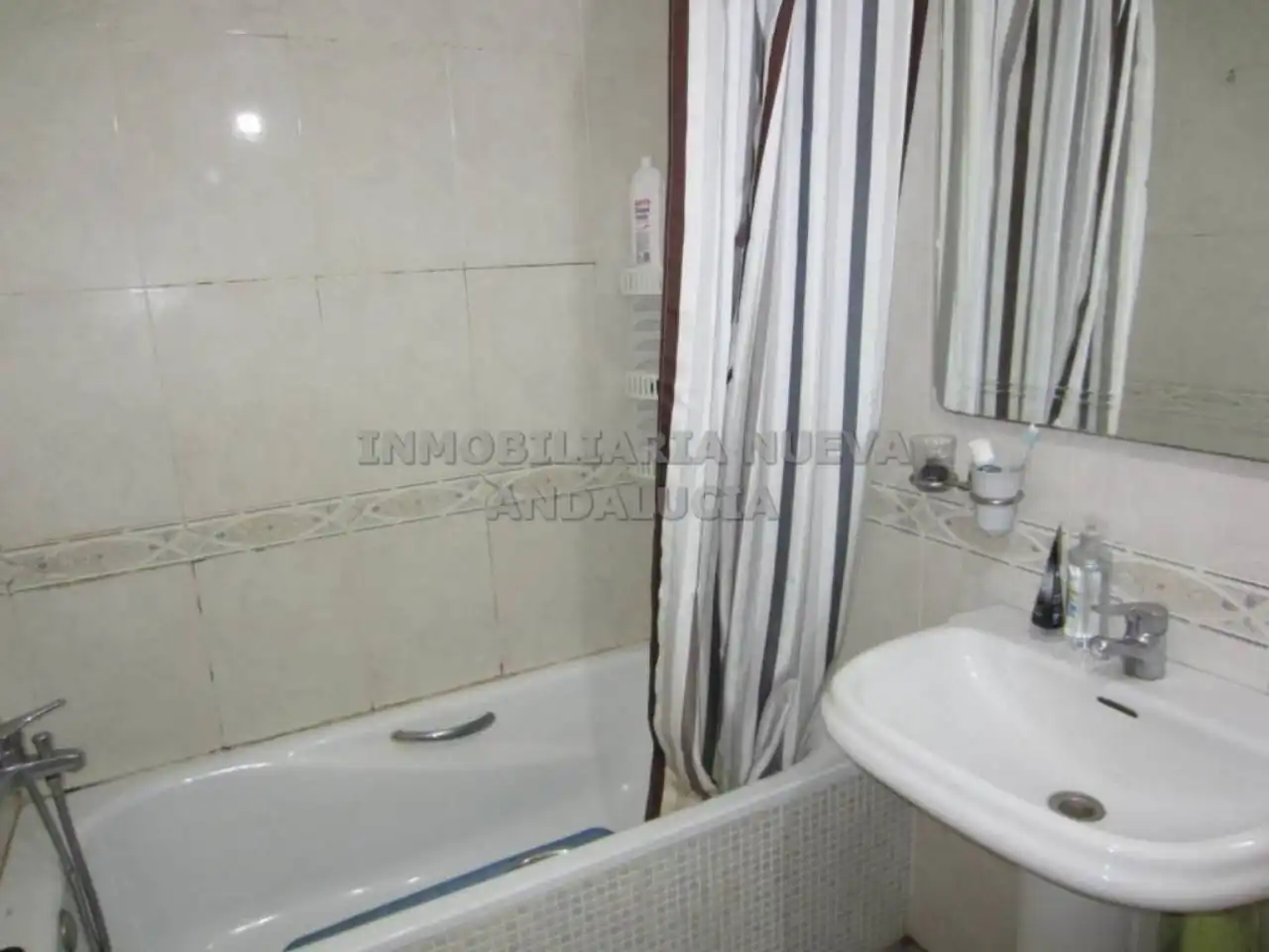 Baño de Piso de alquiler en Almería con Terraza, Amueblado y Piscina comunitaria