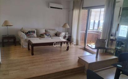 Sala d'estar de Apartament en venda en  Madrid Capital amb Calefacció, Jardí privat i Traster