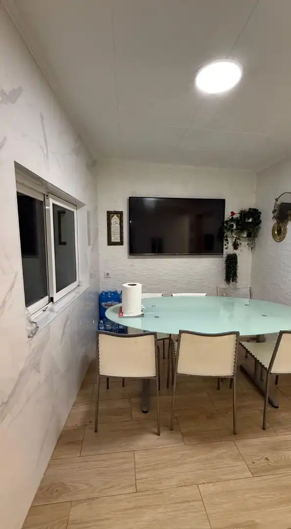 Menjador de Casa adosada en venda en Cornellà de Llobregat amb Aire condicionat, Calefacció i Terrassa