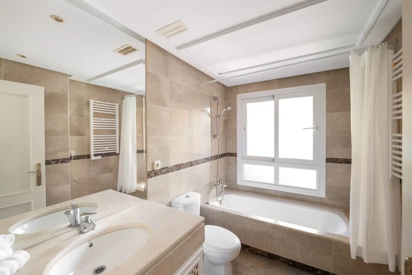 Bathroom of Attic for sale in Marbella  with Terrace, Storage room and Furnished