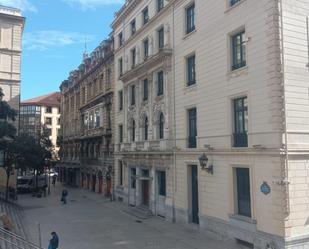 Vista exterior de Oficina de lloguer en Bilbao  amb Calefacció