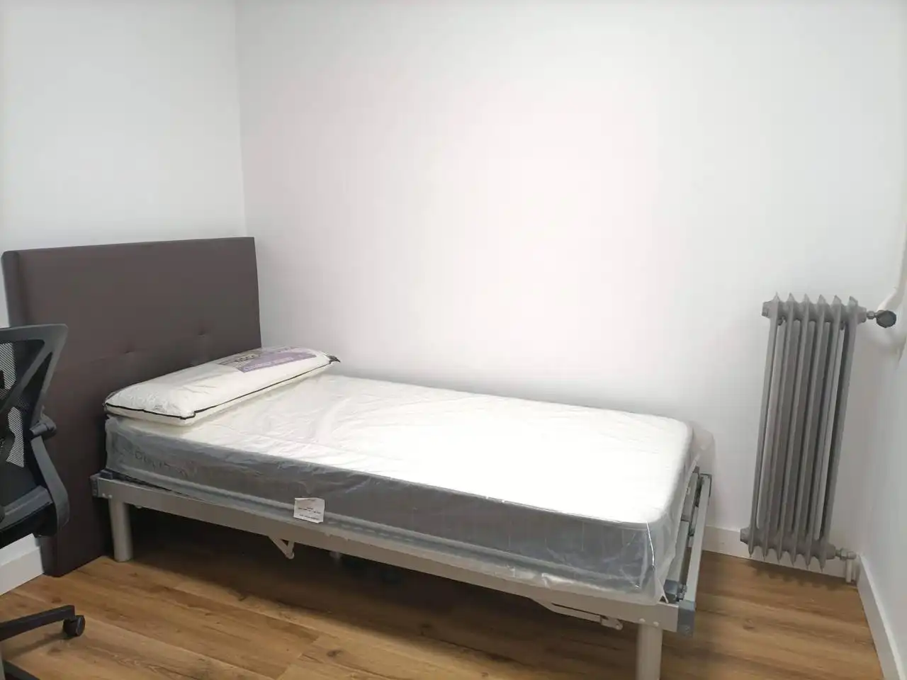 Dormitori de Pis de lloguer en Vic amb Calefacció, Parquet i Moblat