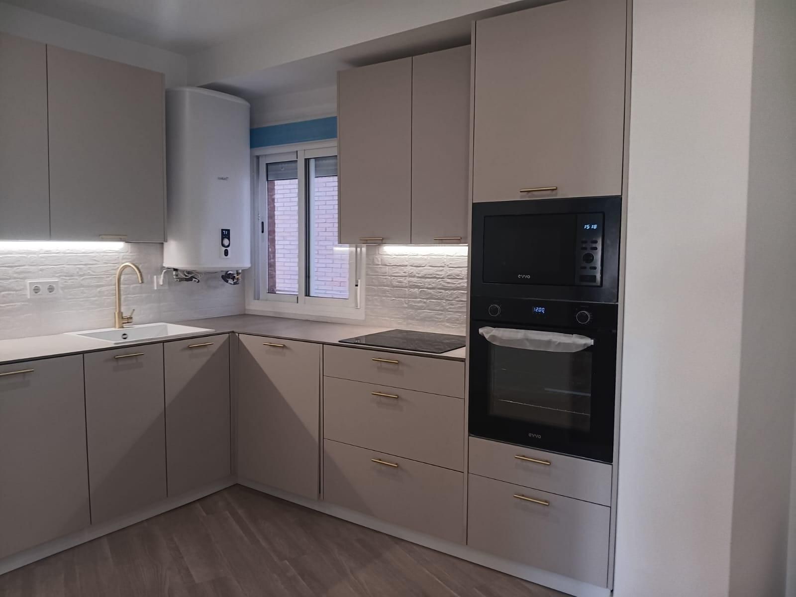 Kitchen of Flat for sale in  Sevilla Capital  with Heating and Balcony