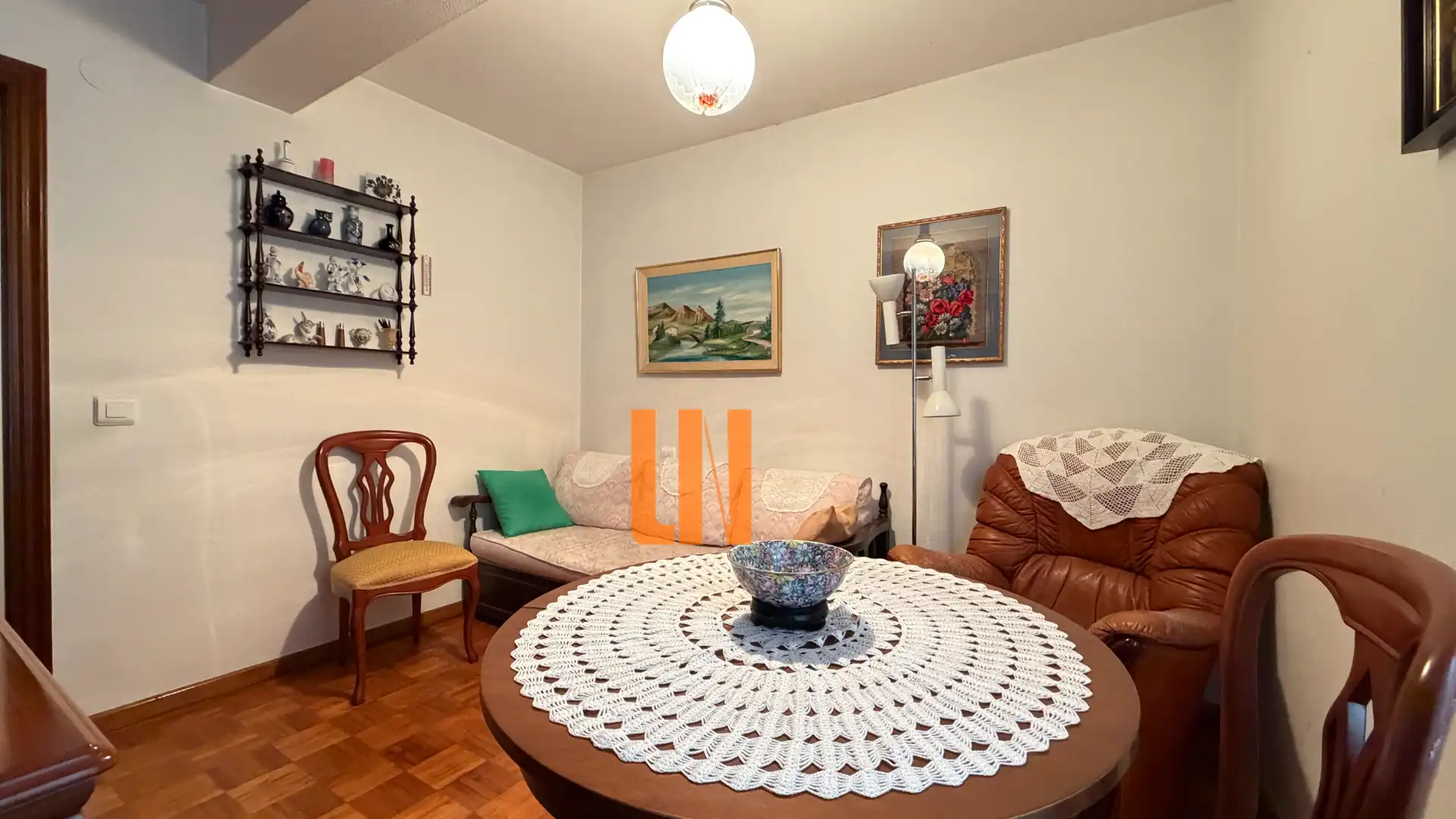 Sala d'estar de Pis en venda en Pontevedra Capital  amb Calefacció, Parquet i Traster