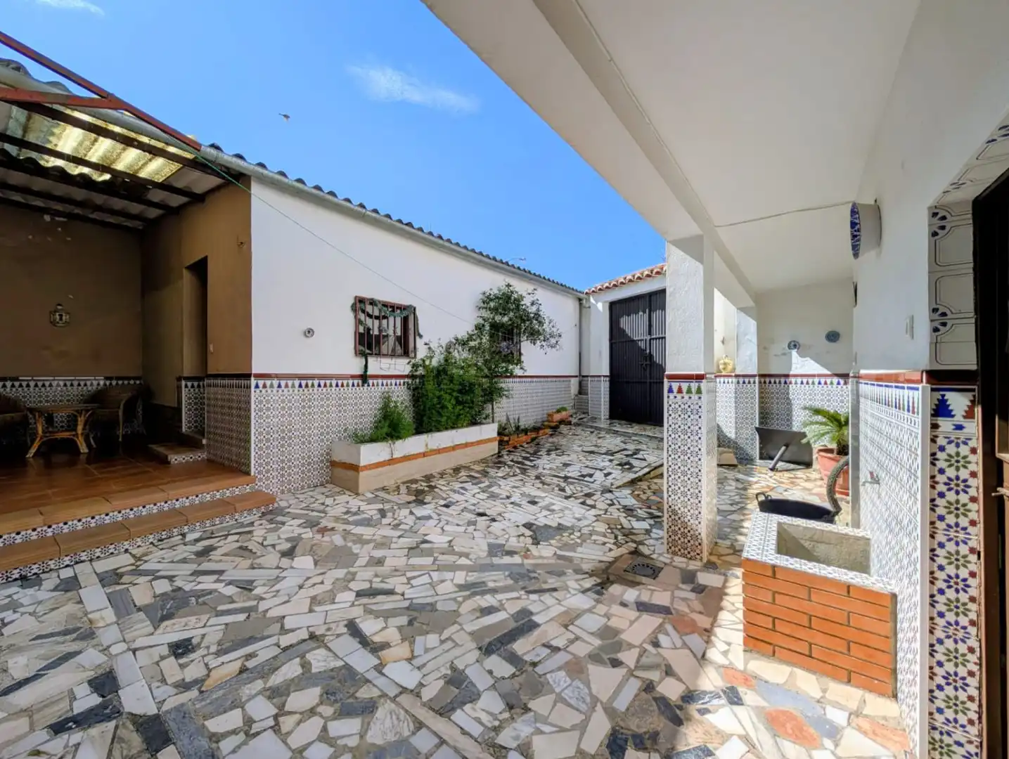 Vista exterior de Casa o xalet en venda en Loja amb Terrassa i Traster