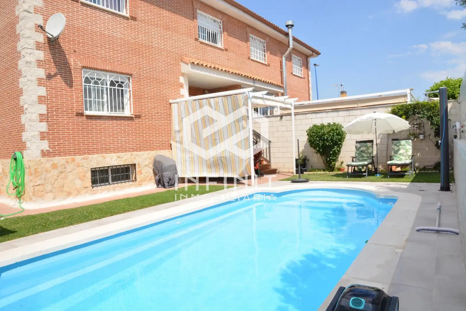 Piscina de Casa adosada en venda en Torrejón del Rey amb Calefacció, Jardí privat i Terrassa