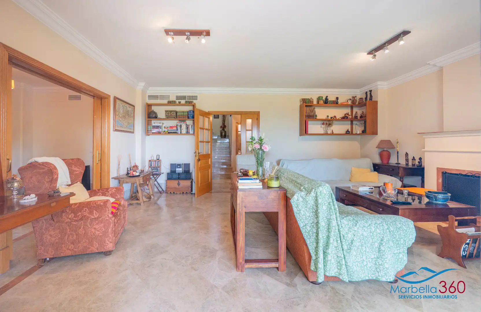 Sala de estar de Casa adosada en venta en Marbella con Aire acondicionado, Calefacción y Jardín privado