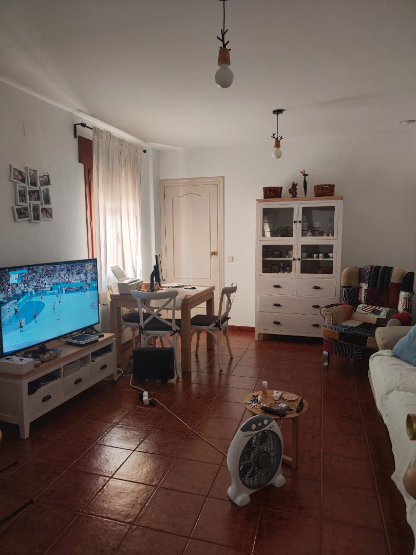 Sala d'estar de Casa o xalet en venda en Alarcón amb Calefacció, Jardí privat i Parquet