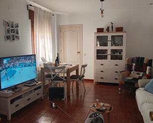Sala d'estar de Casa o xalet en venda en Alarcón amb Calefacció, Jardí privat i Parquet