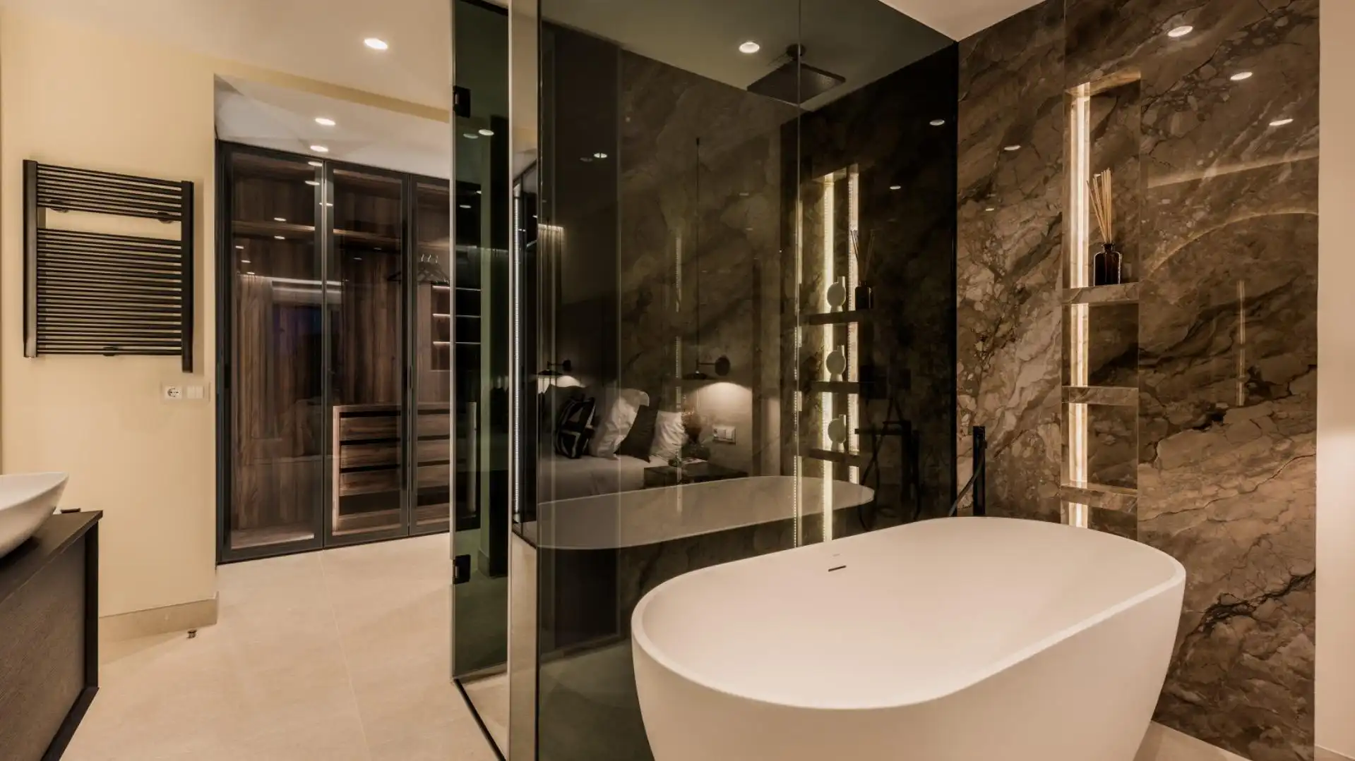 Badezimmer von Wohnungen zum Verkauf in Estepona mit Klimaanlage, Heizung und Privatgarten