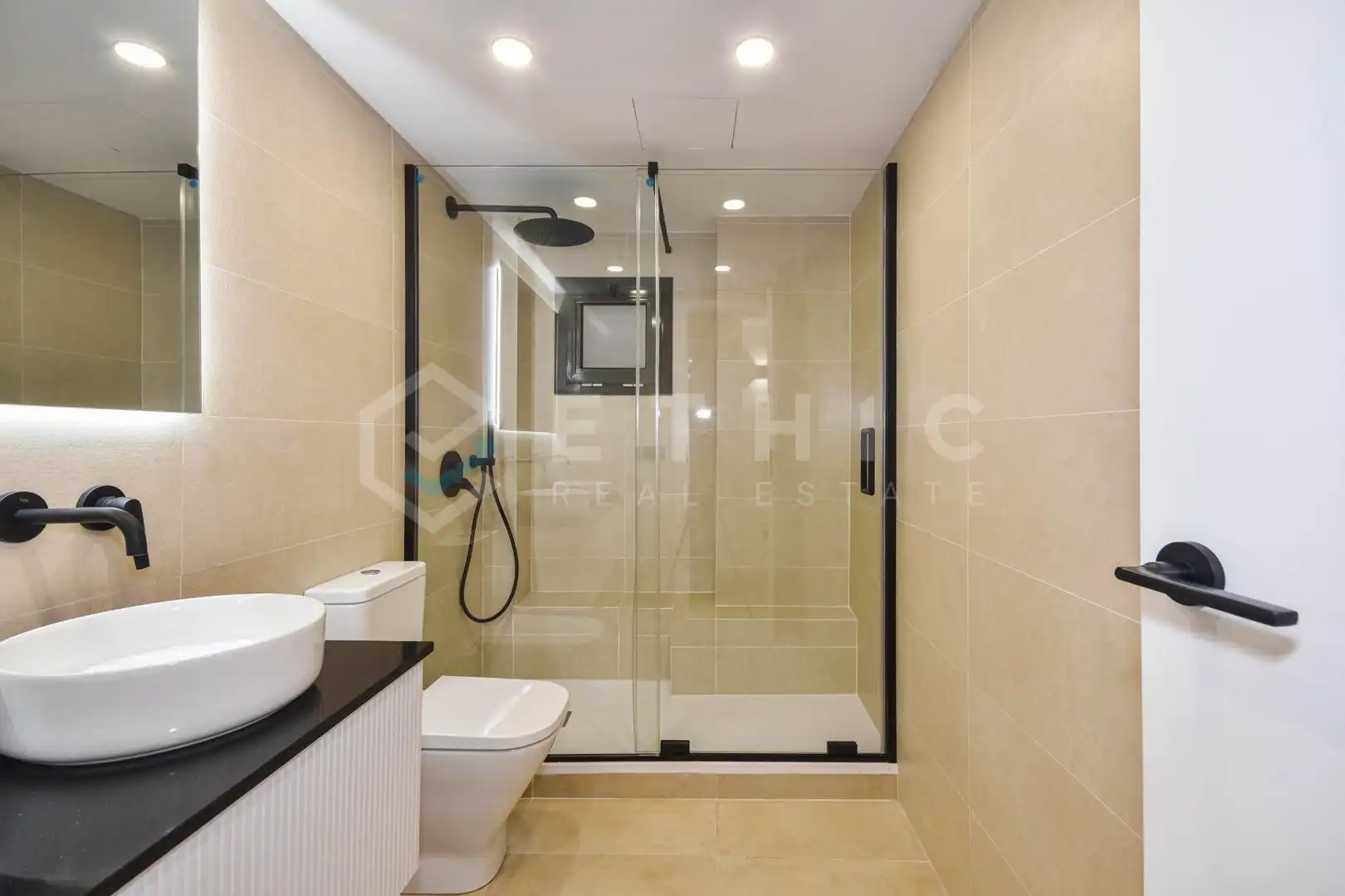 Badezimmer von Wohnung zum Verkauf in Barcelona mit Klimaanlage, Heizung und Parkett