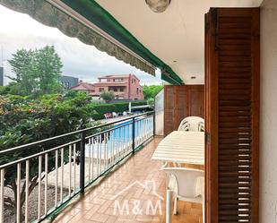 Jardí de Apartament de lloguer en Castelldefels amb Terrassa i Piscina comunitària