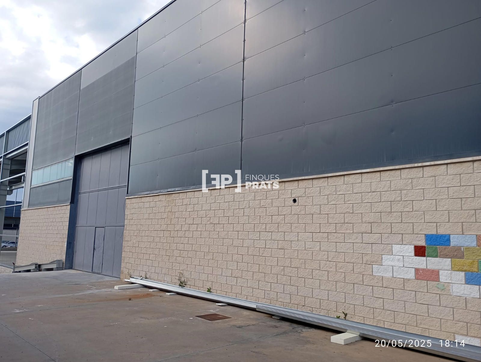 Vista exterior de Nau industrial de lloguer en Térmens amb Calefacció i Alarma