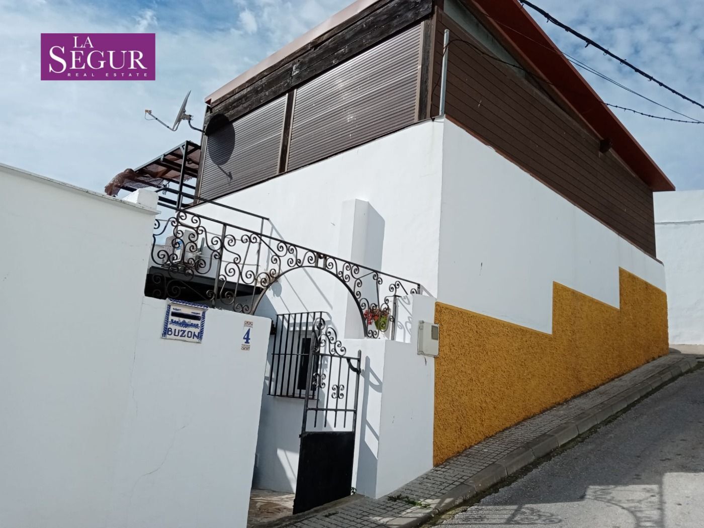 Vista exterior de Casa o xalet en venda en Benalup-Casas Viejas amb Aire condicionat, Calefacció i Jardí privat